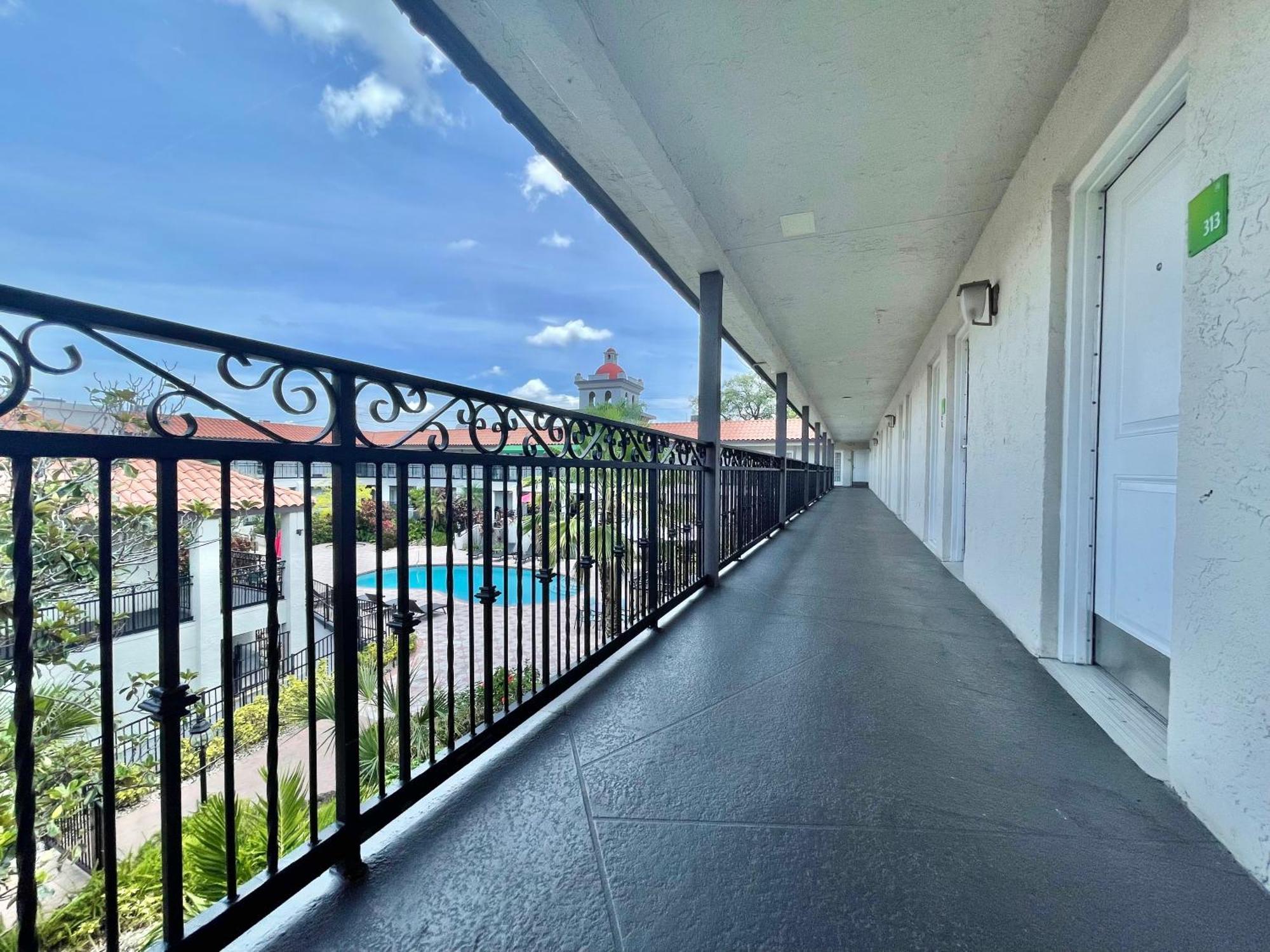 Red Roof Inn Plus & Suites Tampa Exterior foto